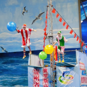 贵阳多彩贵州城极地海洋世界暑期高台杂技跳水火爆全场