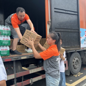 洪水无情人有情，众志成城护榕江